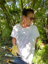 Load image into Gallery viewer, TSHIRT_a modern mess